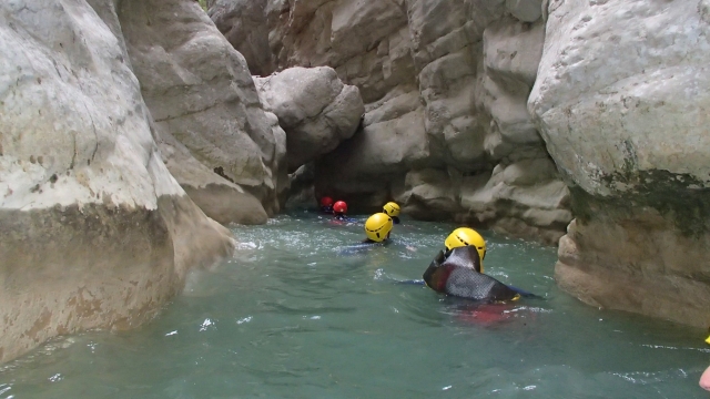  Nadando entre las rocas 