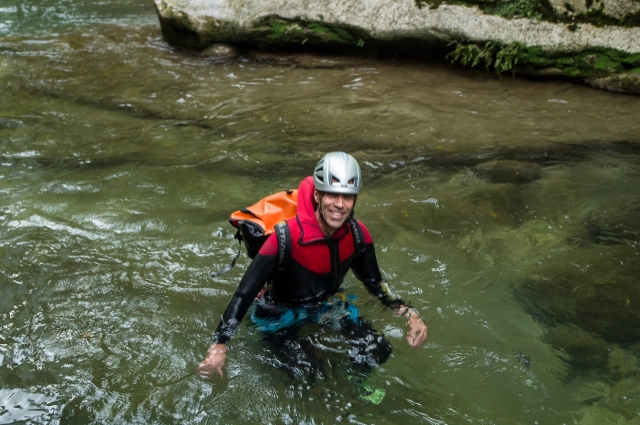  Baño vigorizanle en las aguas de los Alpes Marítimos 