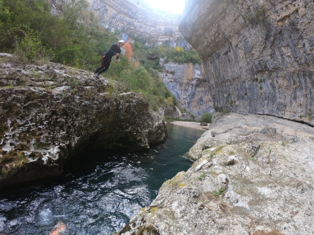  Saltar a un charco de agua 
