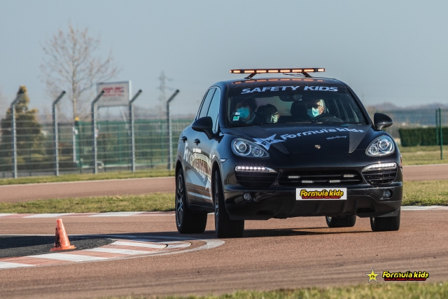  Manejando un Porsche Cayenne para niños 