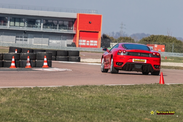  Ferrari F430 en plena vuelta 