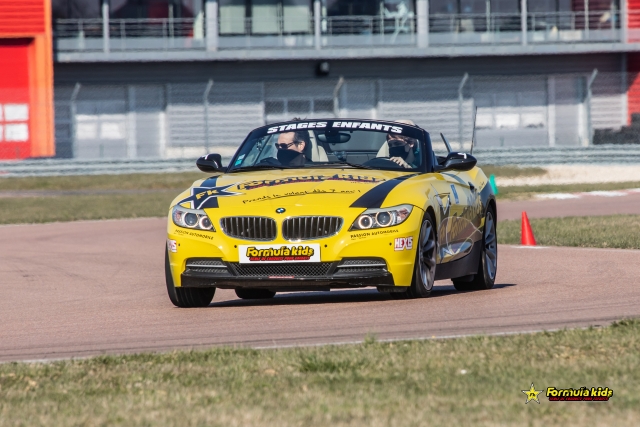  BMW Z4 amarillo en plena carrera! 