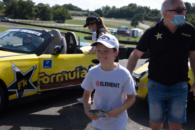  Un niño feliz por su primer circuito