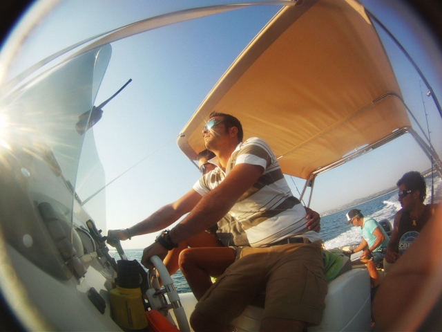  ¡El conductor está concentrado en el mar! 