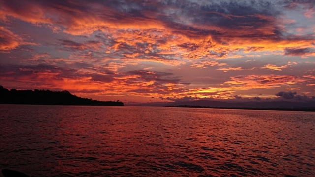  Magnífica puesta de sol sobre el mar Mediterráneo