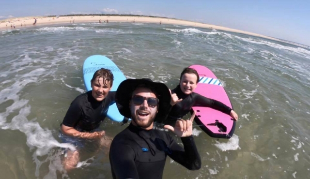  Momento divertido duranle una sesión de surf 
