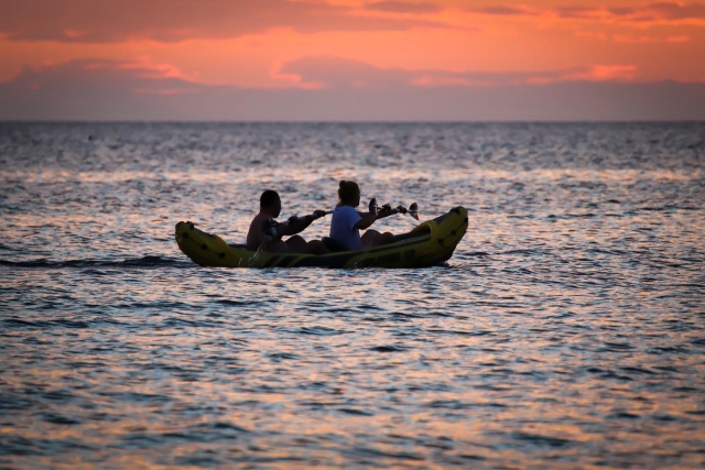  Kayak de mar bajo el atardecer 
