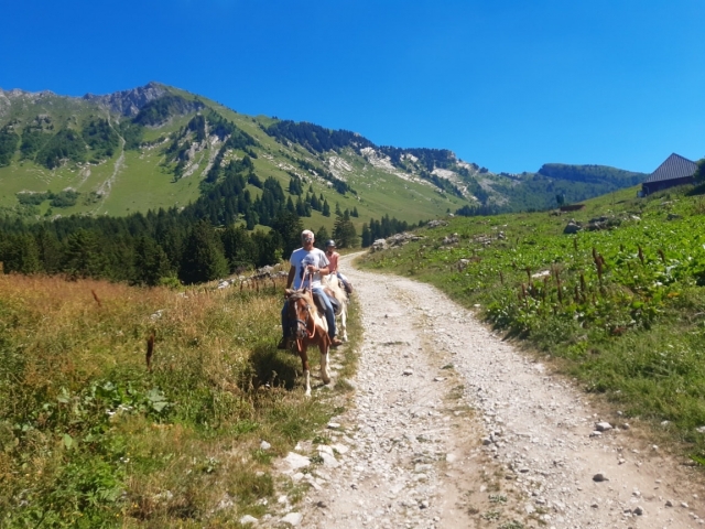  Pbaños a caballo por senderos de cerro 