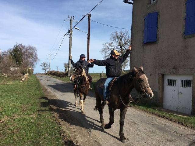  Pbaños a caballo guiados por nuestro instructor 