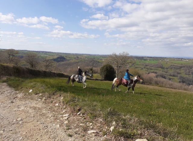 Pbaños a caballo en Aveyron 