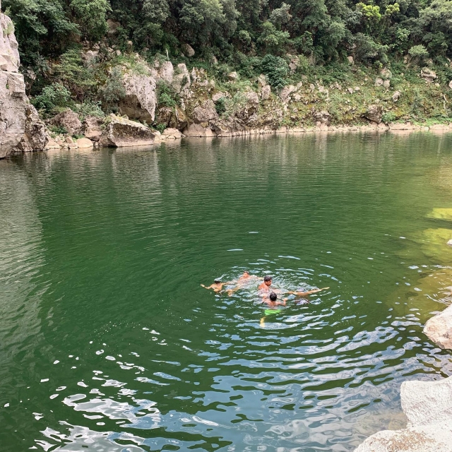  Relajación nadando duranle el paseo en kayak 