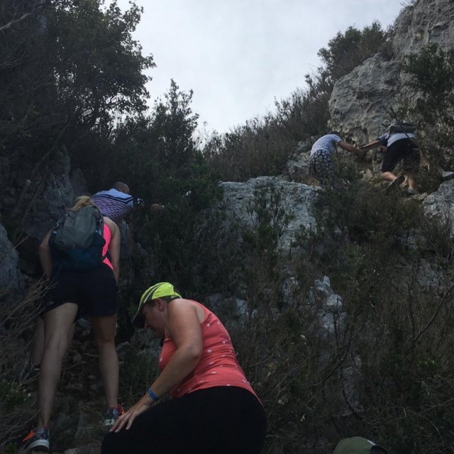  Todos en grupo para llegar a la cima de la cerro 
