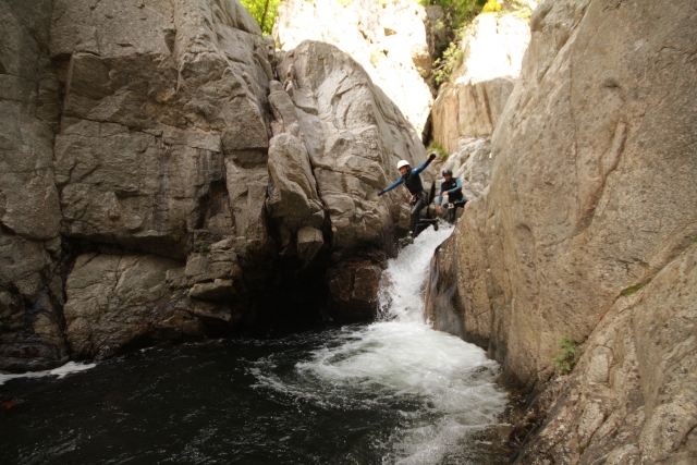  El gran salto a las aguas blancas de Tarascón en Ariège 