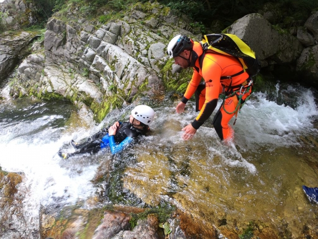  Supervisión del instructor duranle el barranquismo 