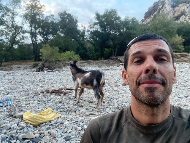 Encuentro con una cabra duranle la caminata