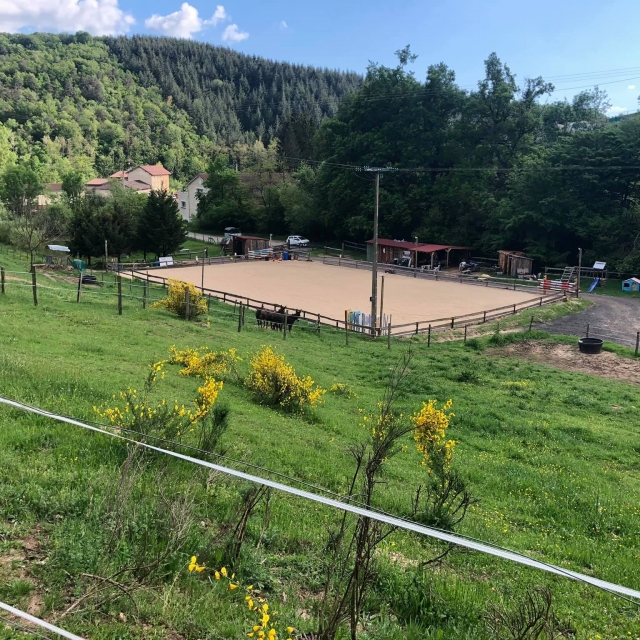  Centro ecuestre en el campo en Auvernia-Ródano- Alpes 