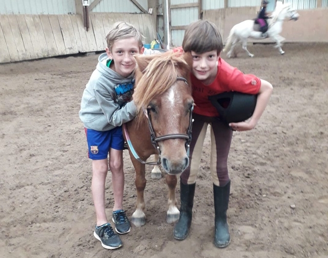  Los niños se divierten con los ponis 