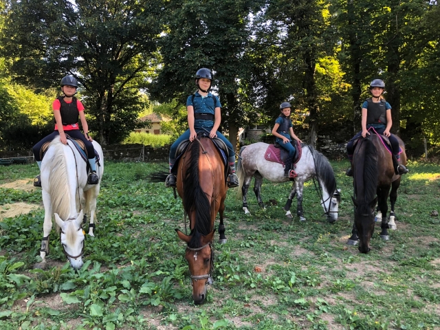  Preparados para subir a caballo en Réquista 