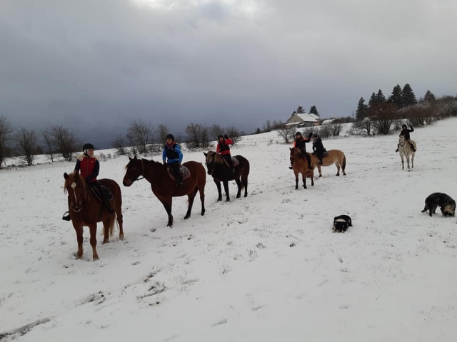 Pbaños a caballo en un Jura cubierto de nieve 