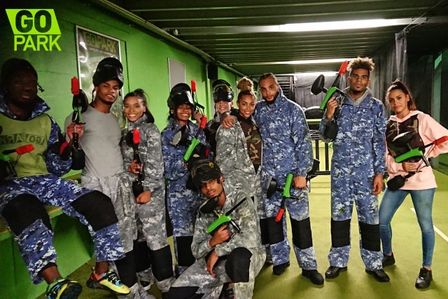 Equipo de amigos listo para una partida de gotcha 