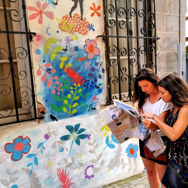 Busca pistas en el centro de la ciudad 