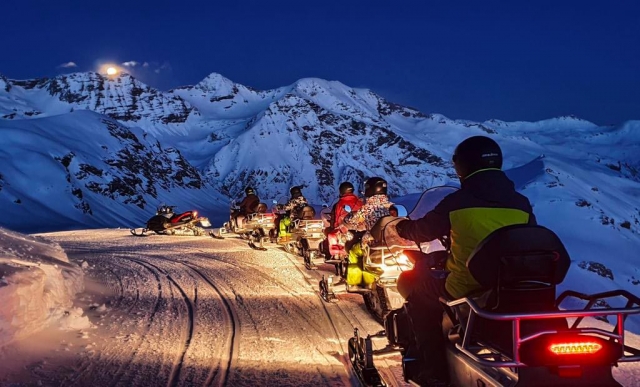 Paseo nocturno en moto de nieve 