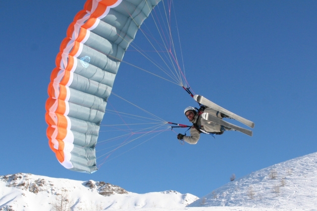 Parapenle con esquís en los Alpes