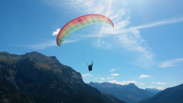 Vuelo sobre fascinantes paisajes en parapenle