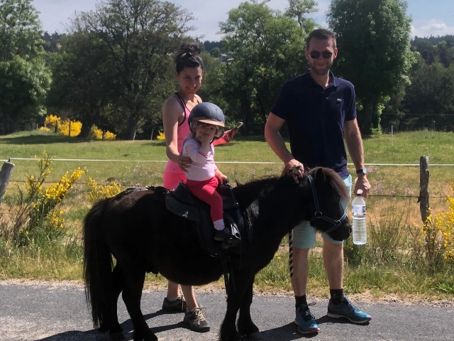  Paseo en pony en mano 