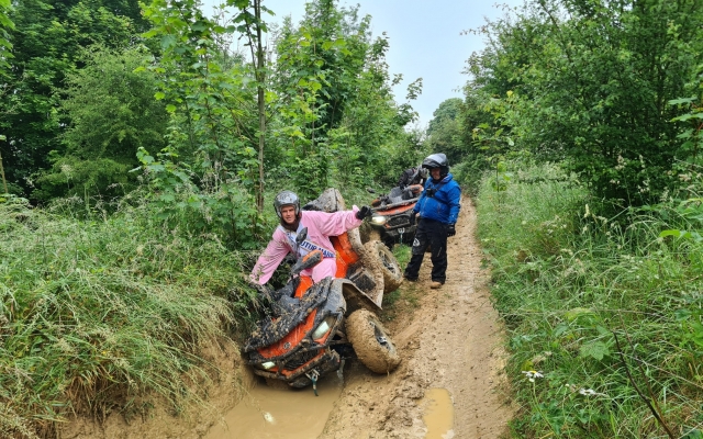  ¡El futuro novio está cachado! 