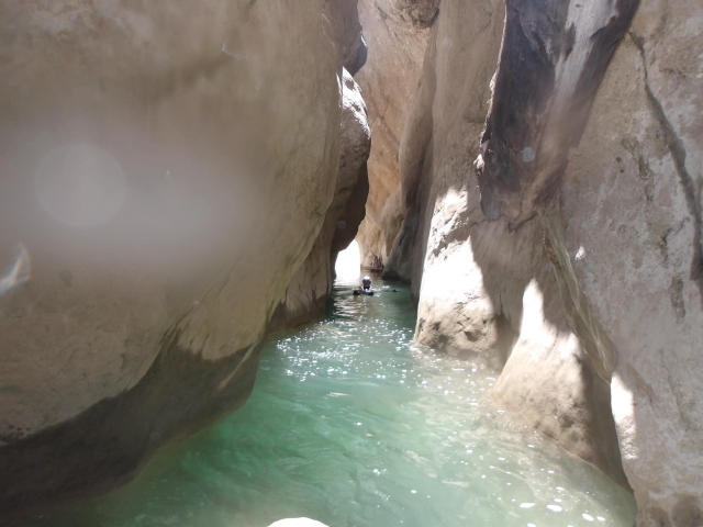  Estrecho paso entre acantilados del Var 