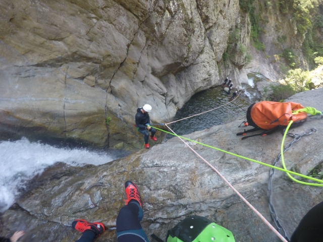  Descenso de barranquismo con rápel seguro duranle barranquismo 
