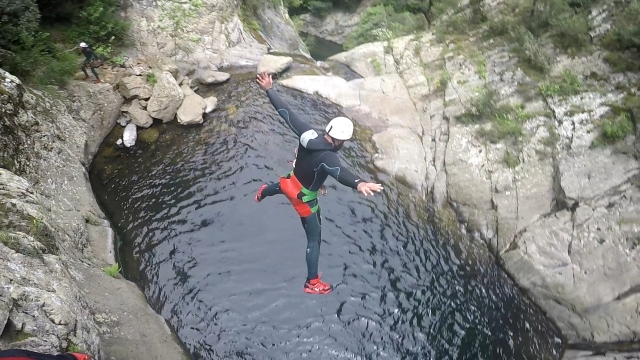  Salto desde un acantilado duranle el descenso de barranquismo 