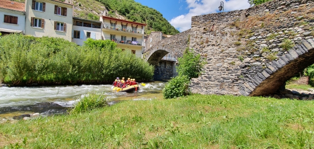  Recorrer las aguas brava del Aude en balsa 