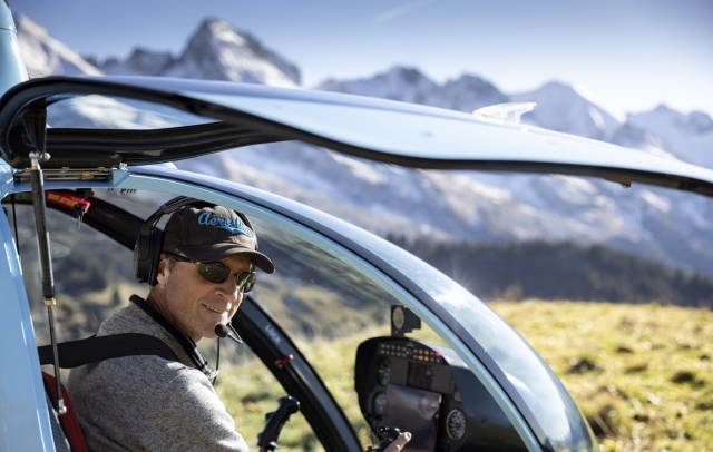  Nuestro piloto está listo para recibirle a bordo de su helicóptero 