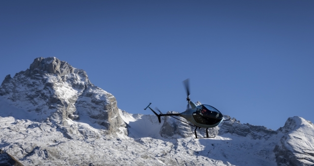  Sobrevuelo los Alpes nevados en helicóptero 