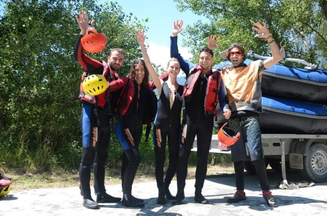  Preparación para un descenso de barranquismo en Alta Saboya 