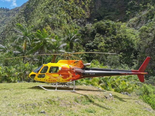  Helicóptero rodeado de la naturaleza de la Isla de la Reunión 