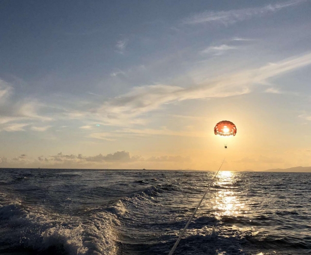  Parasailing al atardecer 
