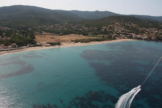  Vista de la magnífica Córcega del Sur desde el parasailing 