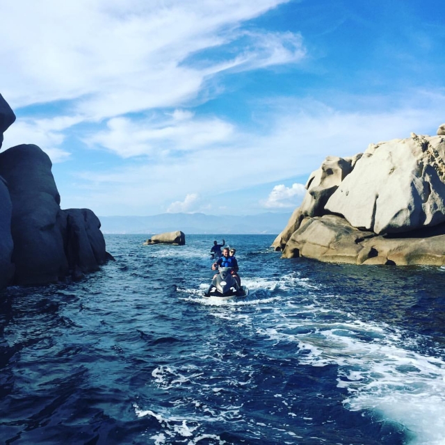  Descubrimiento de los mejores rincones del sur de Córcega gracias al renta de motos de agua