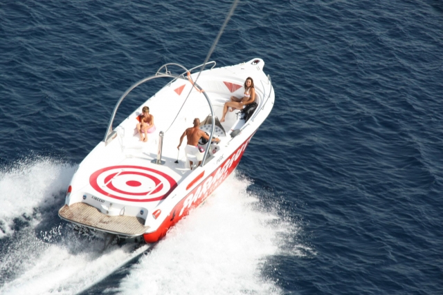 Nuestro barco que le lleva en parasailing 