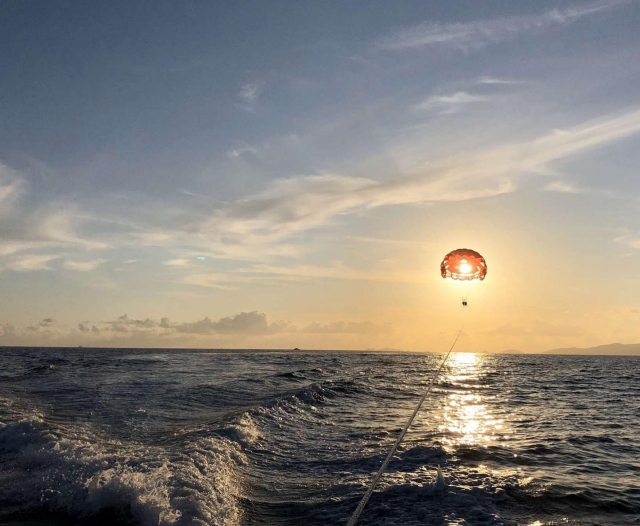  Parasailing al atardecer 