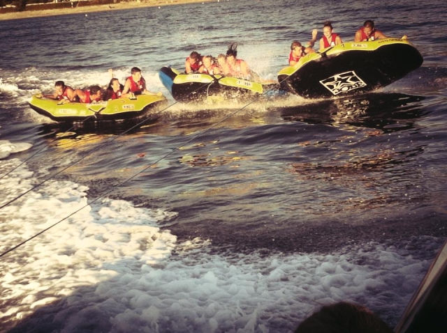 Boya remolcada con amigos 