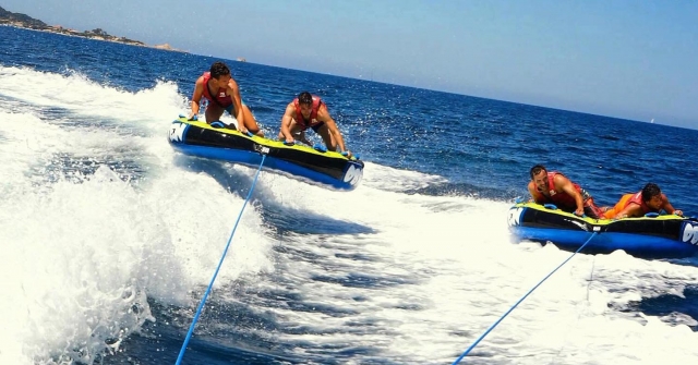  Adrenalina y risas a bordo de la boya remolcada 