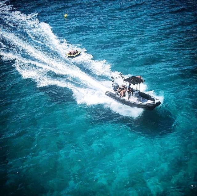  Boya remolcada en las aguas turquesas de Córcega-du-Sud 