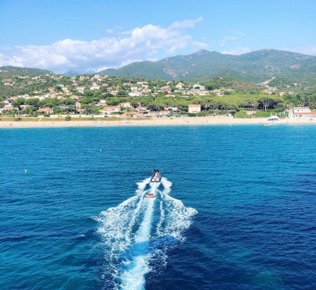  Sesión de deslizamiento en las aguas del Golfo de Ajaccio en una boya remolcada 