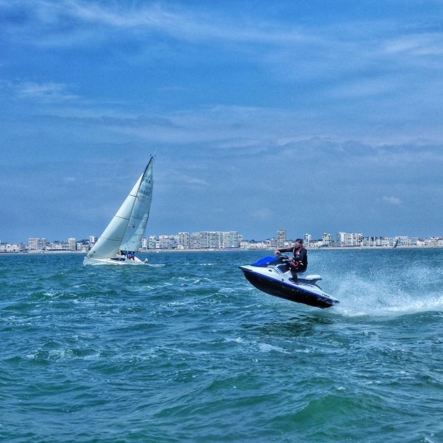  Desafía las olas duranle su paseo en jet ski 