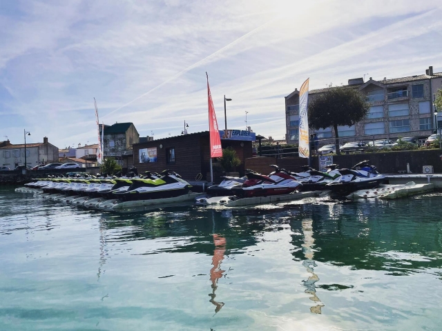  Nuestro centro de ocio y nuestra flota de jet skis 