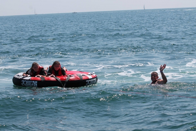  ¡Una pequeña cascada en el agua! 
